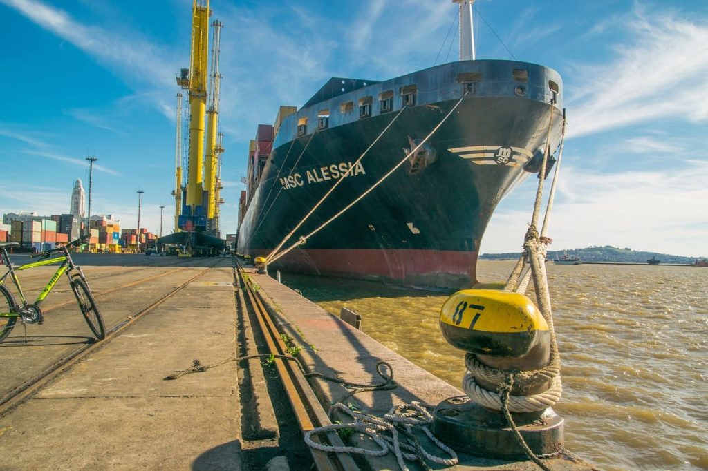 kapal kargo di pelabuhan peti kemas