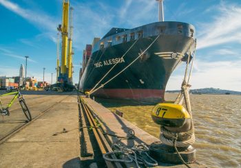 kapal kargo di pelabuhan peti kemas