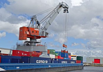 kapal kargo peti kemas