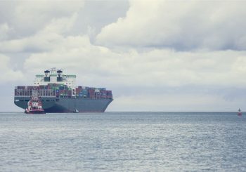 kapal muatan peti kemas