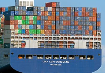 kapal peti kemas tampak belakang