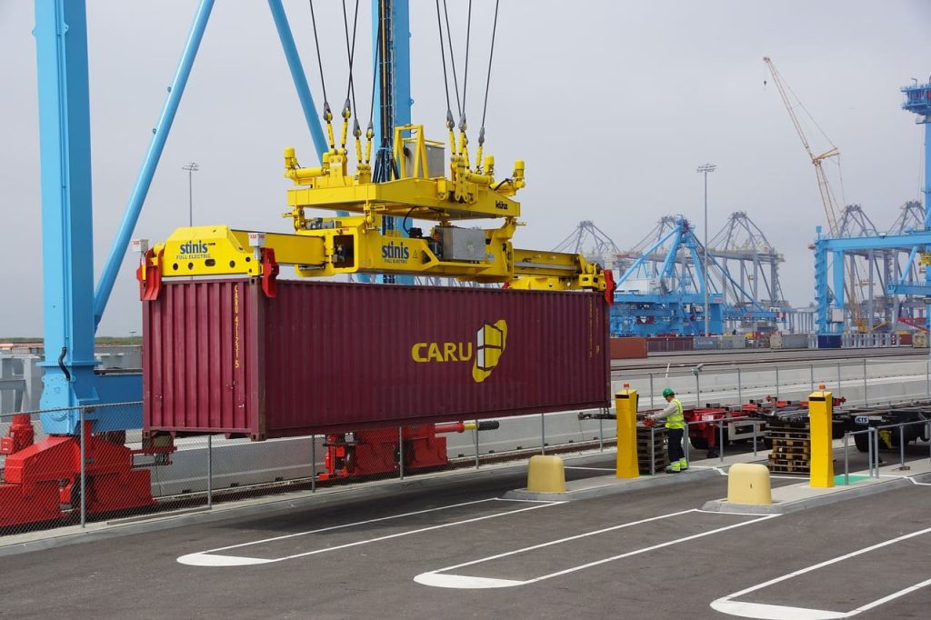 Kontainer di pelabuhan terminal peti kemas