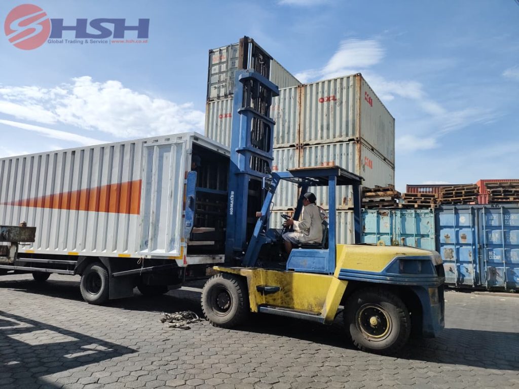 Banyak pemilik usaha kecil dan menengah (UKM) bermimpi produknya bisa menembus pasar luar negeri.